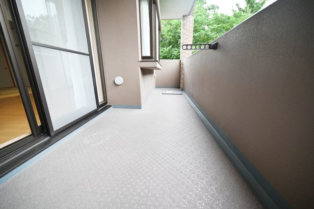 エステムコート吹田片山公園フローラのバルコニー|南西向きのバルコニーは、午後からの陽当たりが期待でき、洗濯物も気持ちよく干せる空間。明るい陽光を取り込みながら、家族の暮らしを快適にサポートします。