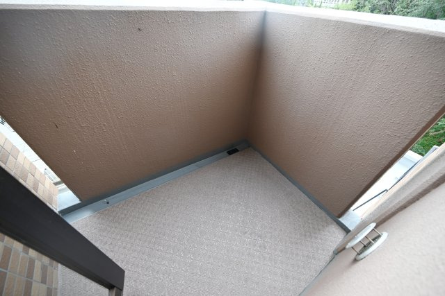 エステムコート吹田片山公園フローラのバルコニー|サービスバルコニーを備えており、通風や採光の確保に役立つ便利な空間。室外機の設置スペースとしても活用でき、住まいの快適性を高めてくれます。