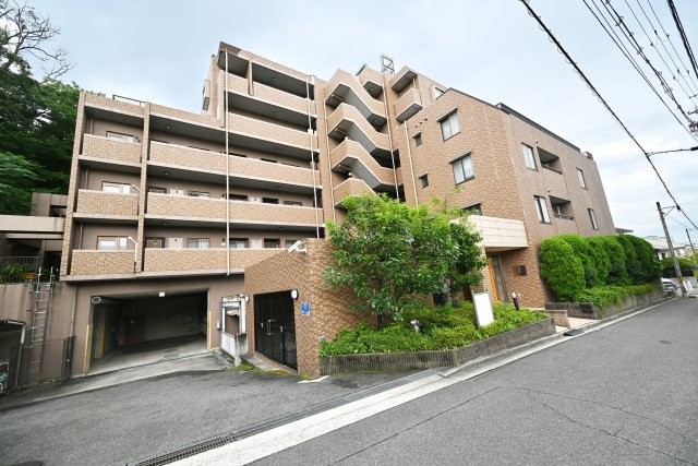 エステムコート吹田片山公園フローラの外観|阪急「吹田」駅徒歩6分、ルーフバルコニー付角住戸のご紹介です。いつでも室内を見学して頂けますので、見学をご希望の方はお気軽にお問い合わせください。