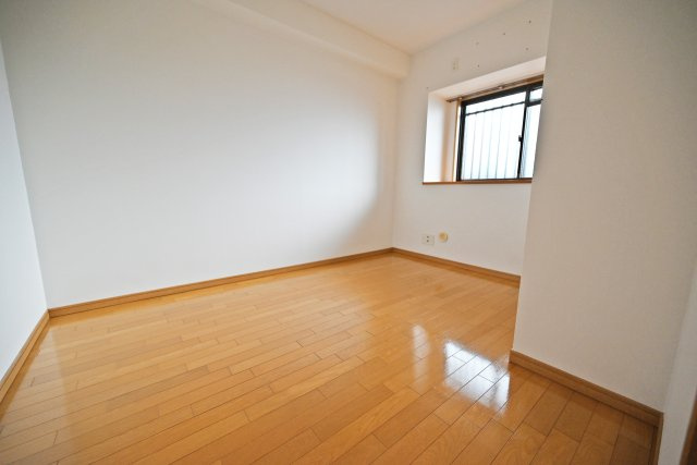 エステムコート吹田片山公園フローラの子供部屋|約5.2帖の洋室は、お子様のお部屋にぴったりの空間。ベッドや学習机を配置しやすく、お子様の成長に合わせて長くお使いいただけます。自分だけの時間を大切にできる、快適なお部屋です。