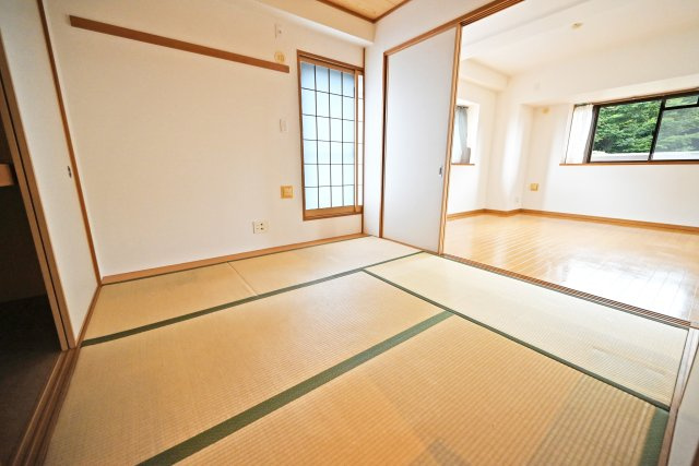 エステムコート吹田片山公園フローラの和室|約4.5帖の和室は、お子様の遊び場やお昼寝スペース、客間など多目的に活用できる便利なお部屋。畳ならではの温かみがあり、家族のくつろぎの空間としてもお使いいただけます。