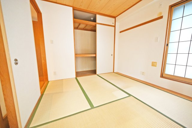 エステムコート吹田片山公園フローラの収納|押入れを完備した和室は、布団や季節物、日用品などをすっきり収納できる便利な空間。お部屋を広々と使いやすく、お子様の遊び場や客間など、多目的に活用できます。