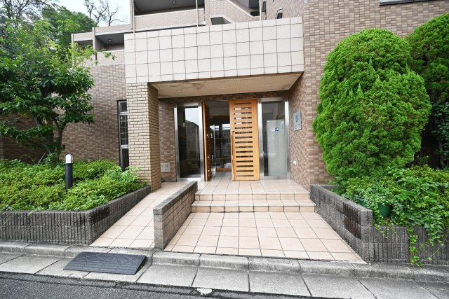 エステムコート吹田片山公園フローラ|オートロックを採用しており、外部からの不審者の侵入を抑制。防犯面に配慮された設備で、小さなお子様のいるご家庭にも安心感のある暮らしをサポートします。