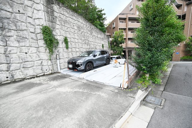 エステムコート吹田片山公園フローラの駐車場|敷地内に駐車場を備えており、お車をお持ちのご家庭にも便利な住環境。お出かけやお買い物の際にも移動がスムーズで、日々の暮らしを快適にサポートします。