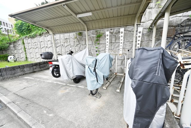 エステムコート吹田片山公園フローラの駐輪場|敷地内に駐輪場を完備しており、自転車を利用するご家族にも便利な住環境。通勤・通学や近隣へのお買い物など、日常の移動を快適にサポートします。