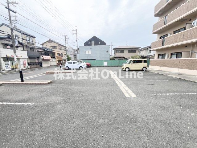 グランドゥール緑ヶ丘の駐車場