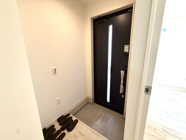越谷市宮前６期１号棟ケイアイグレース　新築戸建の玄関|家の顔となるスッキリとした玄関。毎日の出入りが快適になる落ち着いたデザインです。