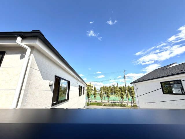 越谷市宮前６期１号棟ケイアイグレース　新築戸建の展望|青空が広がる開放的な見晴らし。毎日バルコニーに出るのが楽しみになるような清々しい眺望です。