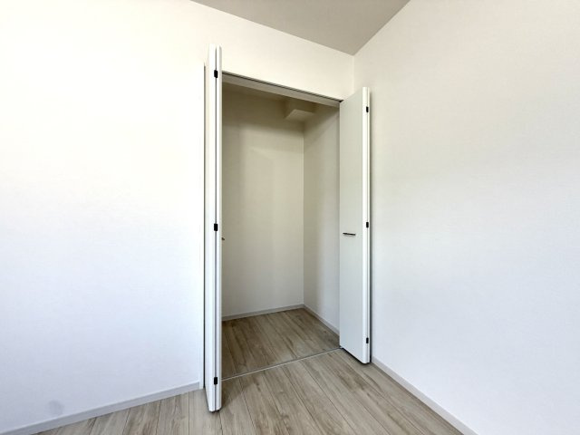 越谷市宮前６期１号棟ケイアイグレース　新築戸建の収納|天井近くまで高さを活かした大容量の収納スペース。かさばる布団や衣類ケースもまとめて収まります。