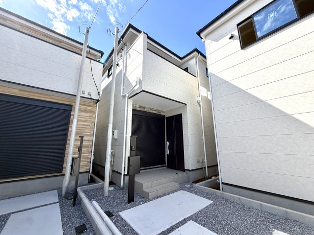 越谷市宮前６期１号棟ケイアイグレース　新築戸建の外観|落ち着きのある佇まいが魅力の完成邸宅。高級感漂うファサードが毎日の生活を豊かに彩ります。