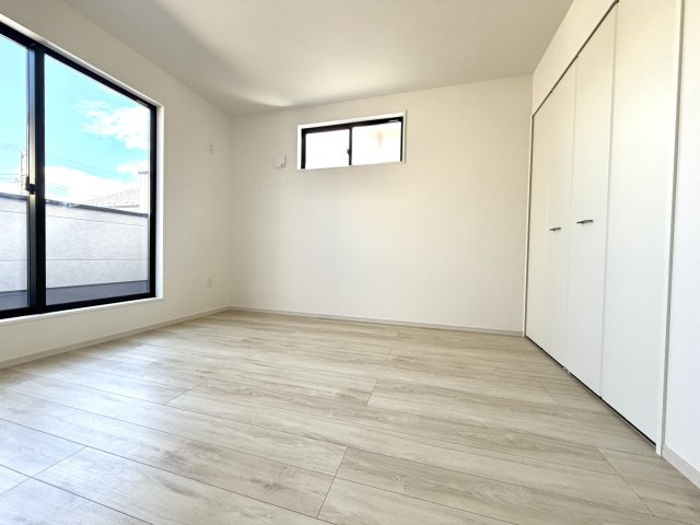 越谷市宮前６期１号棟ケイアイグレース　新築戸建の洋室|バルコニーへ直接出入りできる開放的な洋室。朝の空気の入れ替えもスムーズに行えます。