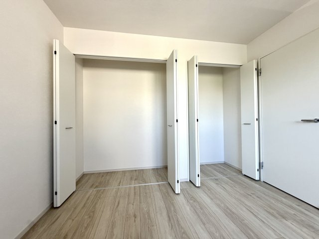 越谷市宮前６期１号棟ケイアイグレース　新築戸建の収納|シーズンオフの家電やスーツケースも無理なく収まる奥行き。お部屋に余計な家具を置かずに済みます。