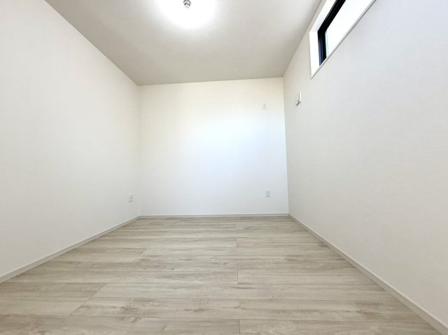 越谷市宮前６期１号棟ケイアイグレース　新築戸建の洋室|天井が高く開放感あふれる洋室スペース。実際の面積以上の広がりを感じられる気持ちの良いお部屋です。