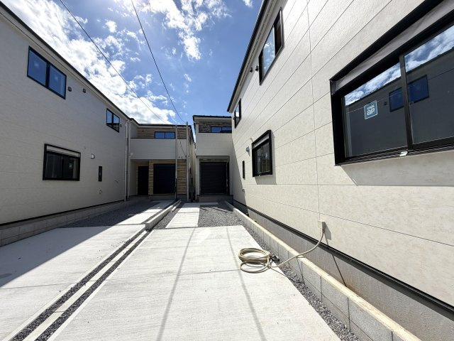 越谷市宮前６期１号棟ケイアイグレース　新築戸建の駐車場|2台分の車を安全に保管できる敷地内駐車場。防犯カメラ等の設置もしやすい安心の配置です。