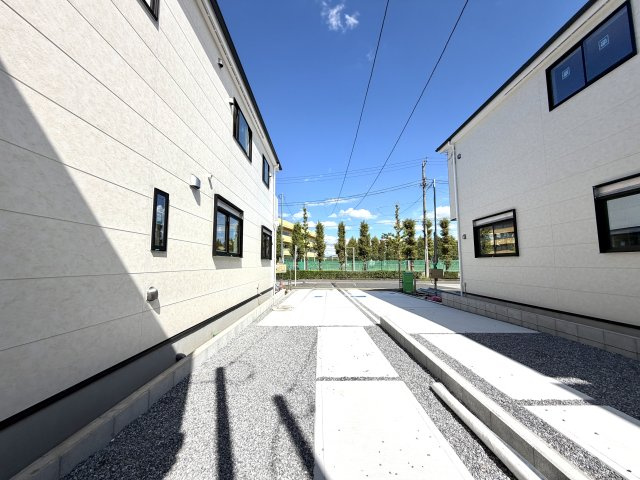 越谷市宮前６期１号棟ケイアイグレース　新築戸建の駐車場|整地が行き届いたコンクリート敷きの2台用駐車場。雑草の手間もなく、いつでも清潔に保てます。