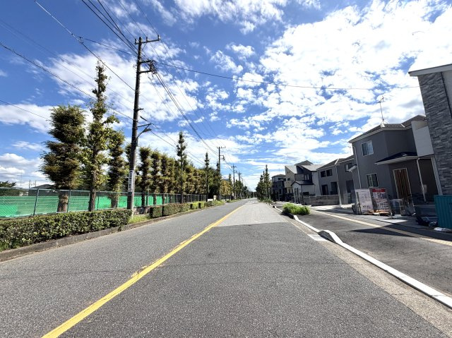越谷市宮前６期１号棟ケイアイグレース　新築戸建の前面道路含む現地写真|前面道路の見通しが良く、車の駐車も安心して行えます。小さなお子様のいるご家庭も安心な住環境です。
