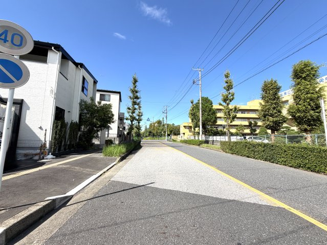 越谷市宮前６期１号棟ケイアイグレース　新築戸建の前面道路含む現地写真|整然とした道路に面した好立地。前面が拓けているため日差しがしっかり届き、開放感もしっかり感じられます。