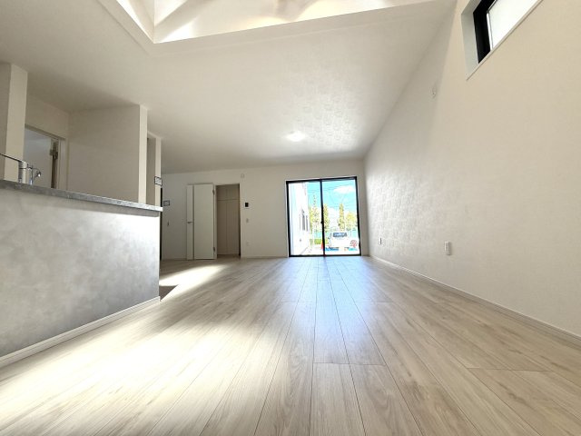 越谷市宮前６期１号棟ケイアイグレース　新築戸建の居間・リビング|木のぬくもりが感じられる温かみのあるリビング。家族全員がのびのびと過ごせる広さを確保しています。