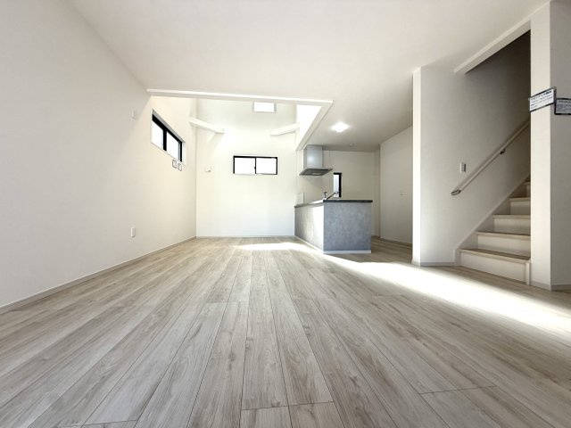 越谷市宮前６期１号棟ケイアイグレース　新築戸建の居間・リビング|ダイニングテーブルやソファーを無理なく配置できる広々リビング。寛ぎの時間をゆったり過ごせます。