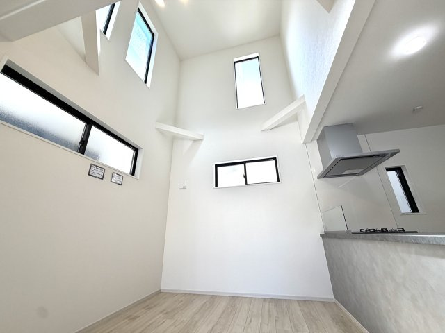 越谷市宮前６期１号棟ケイアイグレース　新築戸建の居間・リビング|通気性が良く爽やかな風が通り抜けるリビング。一年中快適で健康的な暮らしをサポートします。