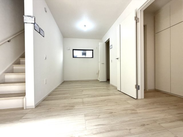越谷市宮前６期１号棟ケイアイグレース　新築戸建の居間・リビング|隣接するお部屋と繋げてさらに広々と使えるリビング。大人数が集まる際にもゆったり過ごせます。