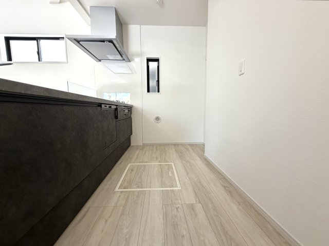 越谷市宮前６期１号棟ケイアイグレース　新築戸建のキッチン|リビングからの視線を程よく遮る落ち着いたキッチン配置。集中してお料理に取り組める環境です。
