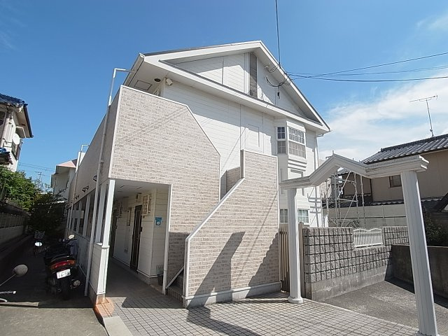 カランダッシュの外観|閑静な住環境に佇む綺麗なハイツ