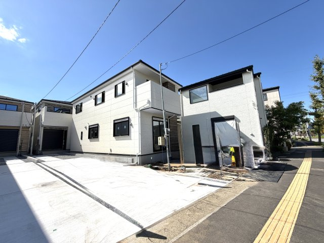 越谷市宮前６期２号棟ケイアイグレース　新築戸建の外観|室内クリーニングを待つばかりの完成間近な状態。最新のキッチンや浴室設備が綺麗に設置されています。