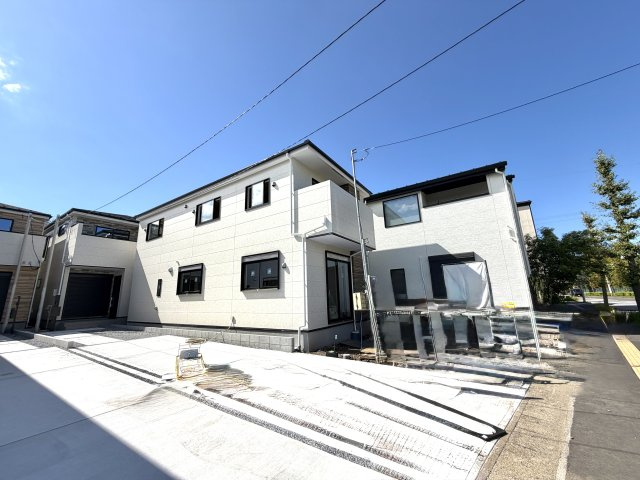 越谷市宮前６期２号棟ケイアイグレース　新築戸建の外観|外観デザインが姿を現し完成まであと一歩。スタイリッシュで美しい佇まいを足場が外れて初披露です。