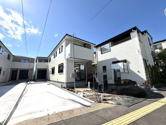 越谷市宮前６期２号棟ケイアイグレース　新築戸建の外観|養生シートが剥がされ綺麗な床面がお目見え。木の温もりと開放感にあふれた素晴らしいリビングです。