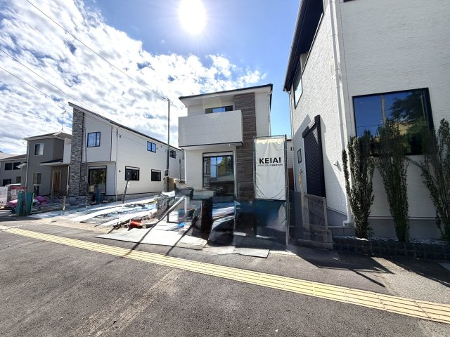 越谷市宮前６期２号棟ケイアイグレース　新築戸建の外観|足場が解体され外観がお披露目された現地。日当たりの良さとおしゃれな外観デザインが際立っています。