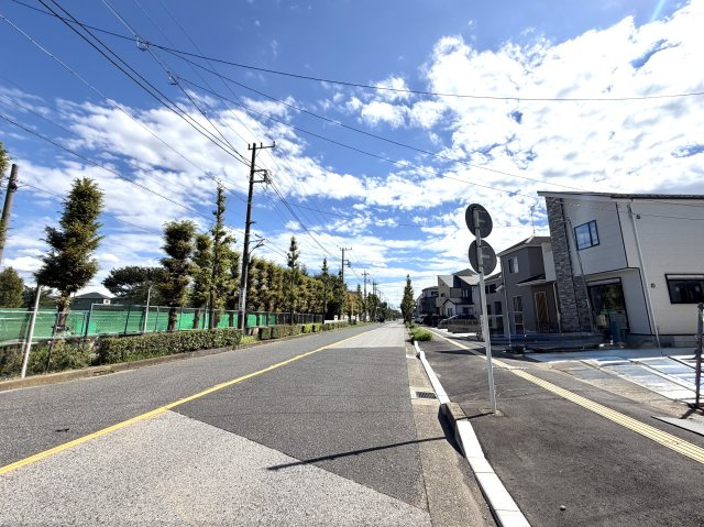 越谷市宮前６期２号棟ケイアイグレース　新築戸建の前面道路含む現地写真|幅員にゆとりのある前面道路。大型車やミニバンの駐車も焦らず落ち着いて行える使いやすい接道です。