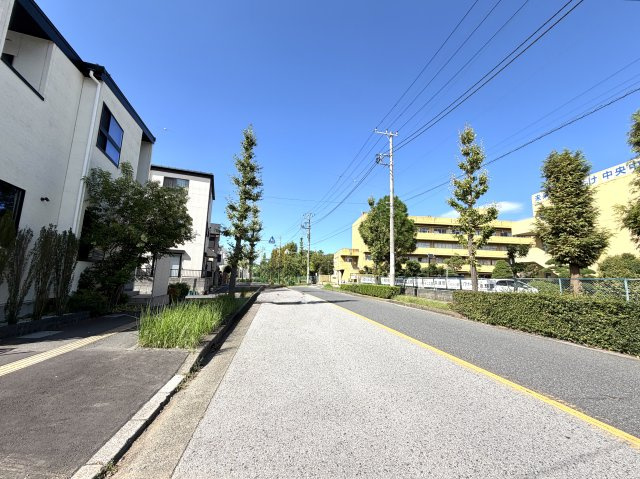 越谷市宮前６期２号棟ケイアイグレース　新築戸建の前面道路含む現地写真|スッキリとした接道で車の出し入れがスムーズ。前面道路の交通量が少なく、静かで落ち着いた環境です。