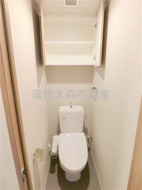 ティモーネ　プレミアム蒲田のトイレ|吊戸棚と温水洗浄便座付きのトイレ