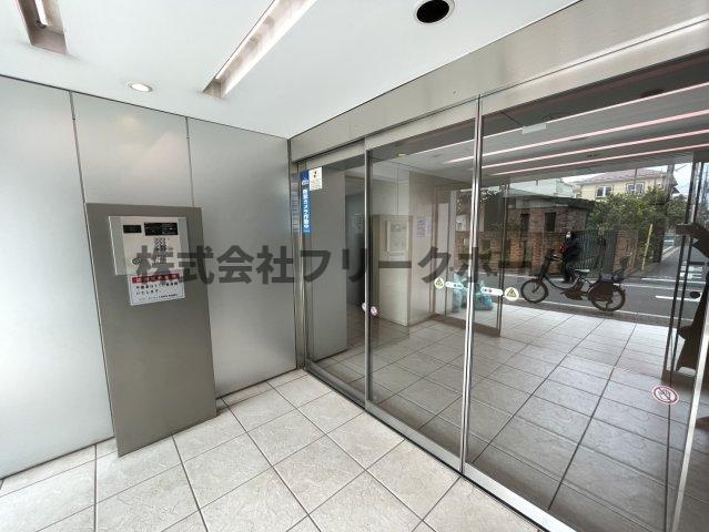 武蔵野市吉祥寺南町２丁目の賃貸マンションのエントランス