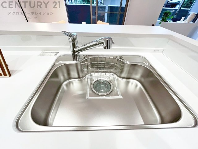 大きなシンクでお鍋などの大きな調理器具を洗う際にも便利です。