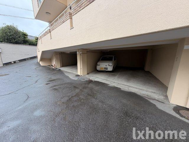 ヴィラ春日丘の駐車場
