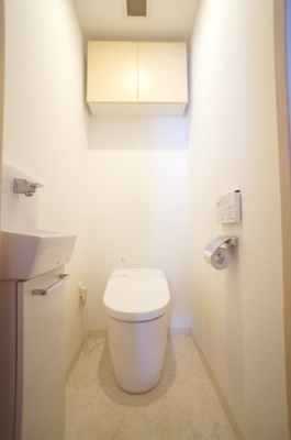 【トイレ】 | ミオカステーロ小岩Ⅱ | トイレ手洗いカウンター付。ローシルエットのウォシュレット一体型便器仕様