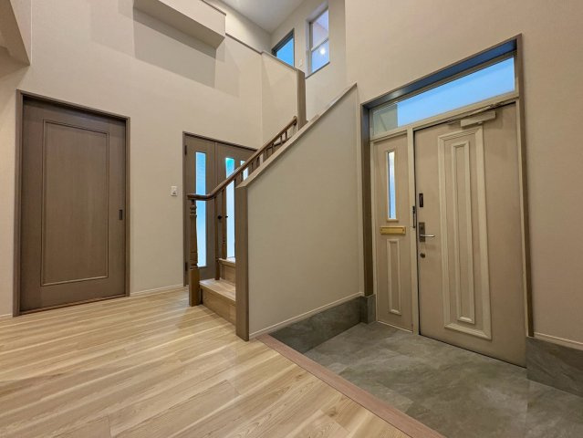 須磨区多井畑東町　リフォーム済中古戸建の玄関|明るい玄関です