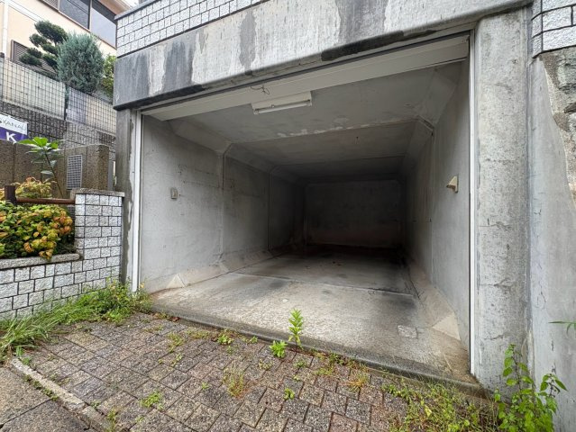 須磨区多井畑東町　リフォーム済中古戸建の駐車場|駐車場に車を止められます