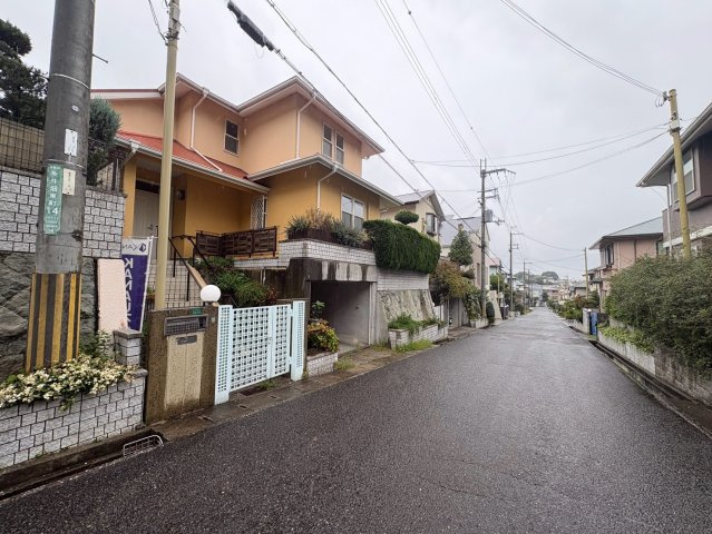 須磨区多井畑東町　リフォーム済中古戸建の前面道路含む現地写真|前面道路含む現地写真です