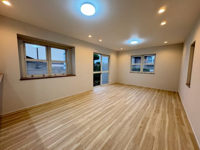 須磨区多井畑東町　リフォーム済中古戸建の居間・リビング|おしゃれなリビングです