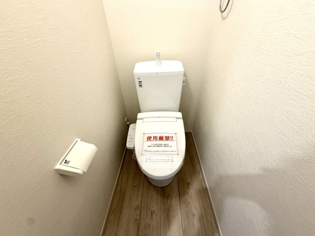 越谷市宮前６期３号棟ケイアイグレース　新築戸建のトイレ|温水洗浄・暖房便座機能付きで寒冷期も快適。一年を通して心地よく利用できる衛生的な空間です。