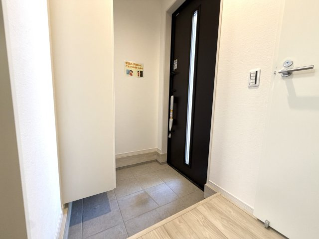 越谷市宮前６期３号棟ケイアイグレース　新築戸建の玄関|玄関ドアには防犯性の高いダブルロックを採用。家族の安心・安全な暮らしを守ります。