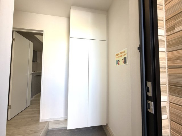 越谷市宮前６期３号棟ケイアイグレース　新築戸建の玄関|可動棚付きでブーツや高い靴もすっきり収納。使い勝手の良いシューズボックスです。