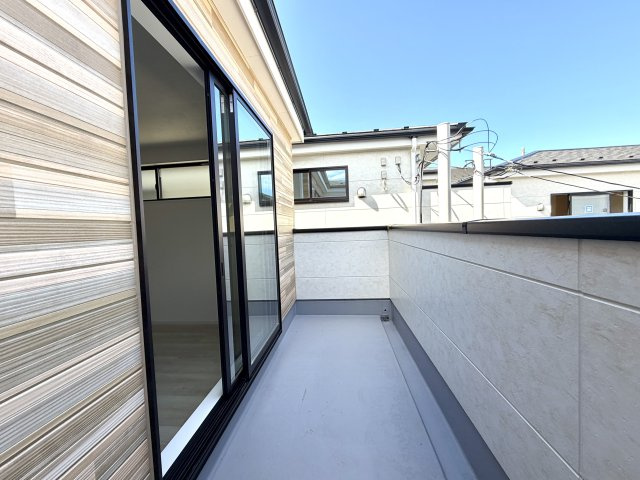 越谷市宮前６期３号棟ケイアイグレース　新築戸建のバルコニー|奥行きにゆとりがある使いやすいバルコニー。毎日の洗濯や布団干しも快適です。