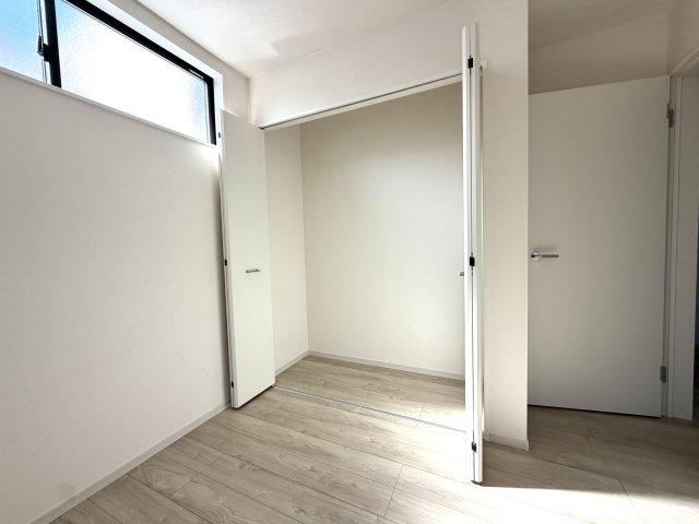 越谷市宮前６期３号棟ケイアイグレース　新築戸建の収納|扉が邪魔にならない折れ戸タイプのクローゼット。中の荷物が一目で見渡せて出し入れがスムーズです。