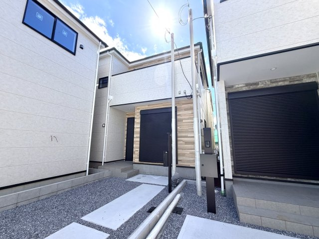 越谷市宮前６期３号棟ケイアイグレース　新築戸建の外観|陽当たりが良く開放的な外観。通りからの視線にも配慮された安心設計の住まいです。