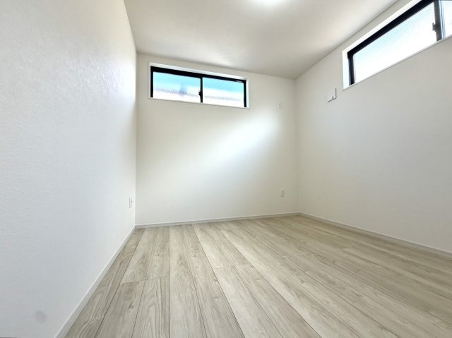 越谷市宮前６期３号棟ケイアイグレース　新築戸建の洋室|バルコニーへ直接出入りできる開放的な洋室。朝の空気の入れ替えもスムーズに行えます。
