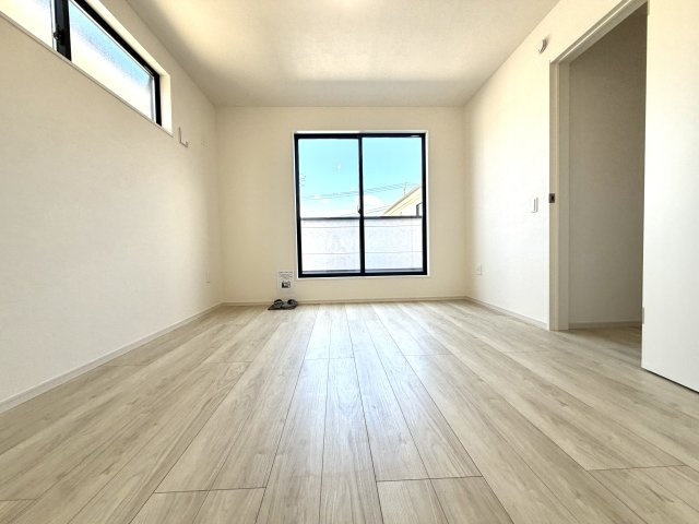越谷市宮前６期３号棟ケイアイグレース　新築戸建の洋室|角部屋仕様で明るく開放感のある洋室。朝の目覚めもすっきりと迎えられる陽当たり良好な空間です。